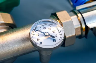 Dlaczego zawór temperaturowy w kotłowni olejowej zapobiega kondensacji i korozji wymiennika?