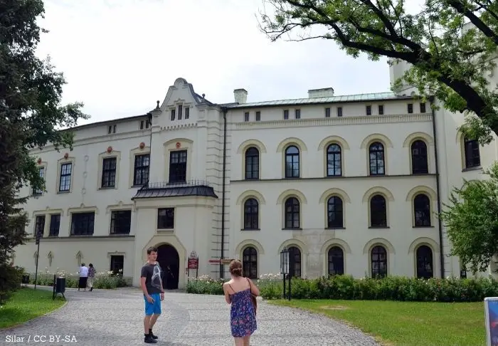 Muzeum Edukacji Historycznej w zamkowych oficynach - kolekcja broni i opowieści Pawła Handzlika